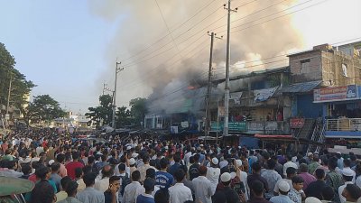 ঘটনাস্থলে উৎসুক জনতার ভিড়