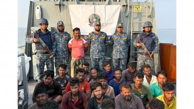 বঙ্গোপসাগরে ভাসতে থাকা ২৪ জেলেসহ ‘মদনা-৬’ নামে একটি ট্রলারকে উদ্ধার করেছে বাংলাদেশ নৌবাহিনী