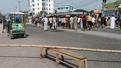 প্রায় দুই ঘণ্টা সড়ক অবরোধ করে রাখেন স্থানীয়রা
