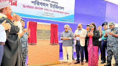 সোমবার সকালে নগরের পতেঙ্গায় লালদিয়ার চর কনটেইনার ইয়ার্ড উদ্বোধনের সময় সাংবাদিকদের সঙ্গে কথা বলেন নৌপরিবহন উপদেষ্টা ব্রিগেডিয়ার জেনারেল (অব.) এম সাখাওয়াত হোসেন