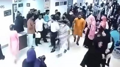 চট্টগ্রামের একটি বেসরকারি হাসপাতাল থেকে প্রকাশ্যে এক যুবককে ছাত্রলীগ নেতা ট্যাগ দিয়ে তুলে নিয়ে ২০ লাখ টাকা চাঁদা দাবি করা হয়
