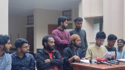 সোমবার বিকাল ৫টায় রাকসু ভবনের সামনে সংবাদ সম্মেলনে এ দাবি জানান রাকসুর ভিপি মোস্তাকুর রহমান জাহিদ