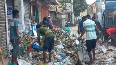 মার্কেটের সামনে ময়লার স্তূপ