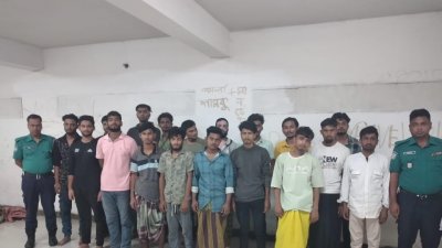পুলিশের অভিযানে গ্রেফতার ব্যক্তিরা