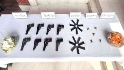 বাংলাদেশ সেনাবাহিনীর ৪৬ স্বতন্ত্র পদাতিক ব্রিগেড রাষ্ট্রীয় গোয়েন্দা সংস্থা ও বিমানবন্দর রেলওয়ে পুলিশের সহায়তায় সম্প্রতি এসব বিদেশি অস্ত্র উদ্ধার করে