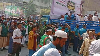 নির্ধারিত সময়ের আগেই রাজধানী ও আশপাশের জেলাগুলো থেকে খণ্ড খণ্ড মিছিল নিয়ে সেখানে সমবেত হন তারা