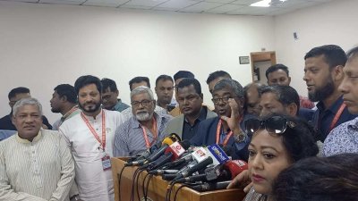 সাংবাদিকদের সঙ্গে কথা বলছেন বাগেরহাটের একজন রাজনীতিক