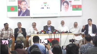 সংবাদ সম্মেলনে বিএনপির এই অবস্থান তুলে ধরেন দলের স্থায়ী কমিটির অন্যতম সদস্য ড. খন্দকার মোশাররফ হোসেন