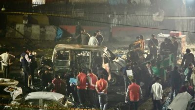 দিল্লির ঐতিহাসিক লালকেল্লার কাছে গাড়ি বিস্ফোরণের স্থলে নিরাপত্তা কর্মকর্তাদের পরিদর্শন। ছবি: এপি।