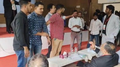 আওয়ামী লীগের দোসর আখ্যা দিয়ে নিট পোশাকশিল্প মালিকদের সংগঠন বিকেএমইএর সভাপতি মোহাম্মদ হাতেমকে একটি অনুষ্ঠান থেকে বের করে দিয়েছেন ছাত্রদলের নেতাকর্মীরা