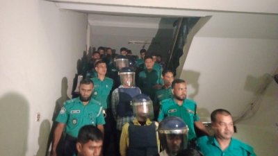 কড়া নিরাপত্তায় আদালতে হাজির করা হয় আসামিদের