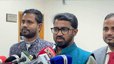 সাংবাদিকদের সঙ্গে কথা বলছেন রাশেদ খান