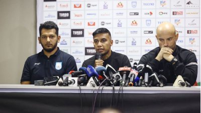 সংবাদ সম্মেলনে কথা বলছেন বাংলাদেশ অধিনায়ক জামাল ভূঁইয়া