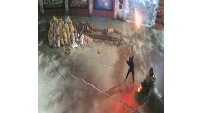 মোটরসাইকেলে করে পেট্রোল বোমা নিক্ষেপ করে