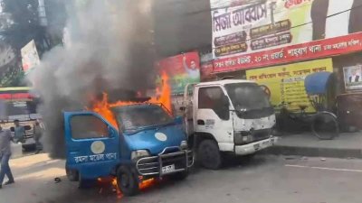 রমনা থানার সামনে রমনা পুলিশের একটি গাড়িতে আগুন