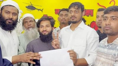 এ সময় তার সঙ্গে বিপুল সংখ্যক নেতাকর্মী মিছিল সহকারে কার্যালয়ে প্রবেশ করেন