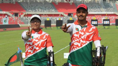 বন্যা আক্তার ও হিমু বাছাড়।