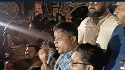 সমাবেশে বক্তব্য রাখছেন হাসনাত আব্দুল্লাহ