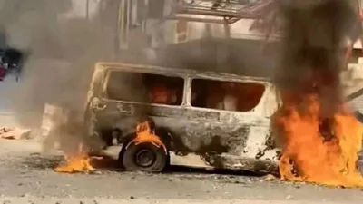 মাইক্রোবাসে আগুন