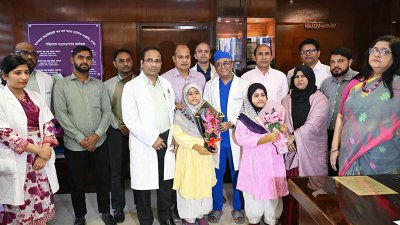 দুই শিশুর সঙ্গে চিকিৎসক ও অন্যরা