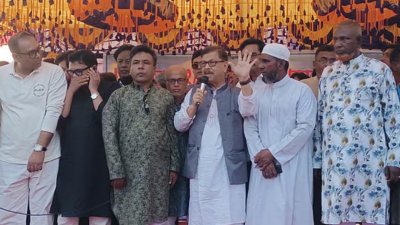 বুধবার বিকালে শিবগঞ্জ উপজেলার কিচক বাজারে নাগরিক ঐক্য আয়োজিত সমাবেশে বক্তব্য দিয়েছেন দলের সভাপতি মাহমুদুর রহমান মান্না