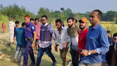 ভাঙ্গায় প্রস্তুতকৃত বিপুল পরিমাণ পেট্রোলবোমা, ককটেল ও গানপাউডারসহ তিন জনকে আটক করেছে পুলিশ