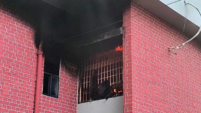 মেহেরপুরের পুলিশ সুপার মোহাম্মদ মনজুর আহমেদ সিদ্দিকীর সরকারি বাসভবনে অগ্নিকাণ্ড