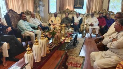জাতীয় পার্টির জরুরি প্রেসিডিয়াম বৈঠকে নেতারা