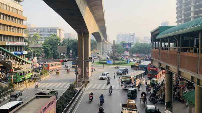 দুপুরের পর থেকে রাস্তায় যানবাহনের সংখ্যা বাড়তে থাকে (ছবি: বাংলা ট্রিবিউন)