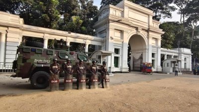 হাইকোর্টের সামনে বিজিবি সদস্যদের অবস্থান (ছবি: নাসিরুল ইসলাম)