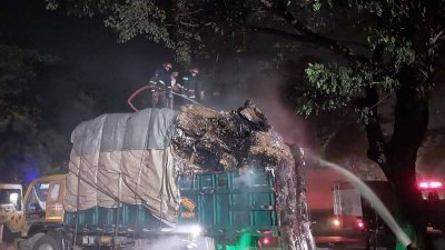 খবর পেয়ে ফায়ার সার্ভিস এসে ৪৫ মিনিট চেষ্টার পর আগুন নিভিয়ে ফেলে