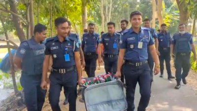 ফরিদপুরের ভাঙ্গা উপজেলায় মহাসড়কের পাশে লাগেজভর্তি ৩২টি পেট্রোলবোমা উদ্ধার করেছে পুলিশ