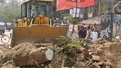 ঝিনাইদহ শহরের ‘প্রেরণা-৭১’ চত্বরে থাকা শেখ মুজিবুর রহমানের ভাস্কর্যটি ভেঙে গুঁড়িয়ে দিয়েছেন বৈষম্যবিরোধী ছাত্র আন্দোলনের নেতাকর্মীসহ স্কুল-কলেজের শিক্ষার্থীরা