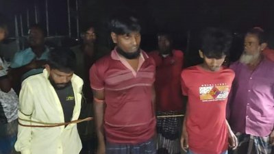 এলাকাবাসী বুধবার রাত ১০টার দিকে তিন জনকে ধরে বেঁধে পুলিশকে খবর দেন