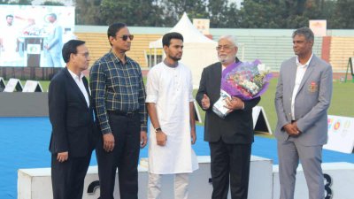 পুরস্কার বিতরণী অনুষ্ঠানে ক্রীড়া উপদেষ্টা আসিফ মাহমুদ সজীব ভূঁইয়া।