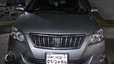 প্রাইভেটকারটি থেকে ইয়াবা উদ্ধার করা হয়