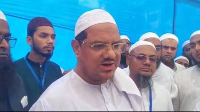 সাংবাদিকদের সঙ্গে কথা বলছেন মুফতি সৈয়দ মুহাম্মদ রেজাউল করিম