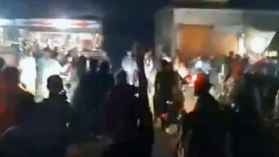 করিমগঞ্জ থানার সামনে মিছিল করেছেন  আওয়ামী লীগ ও ছাত্রলীগের সমর্থকরা।