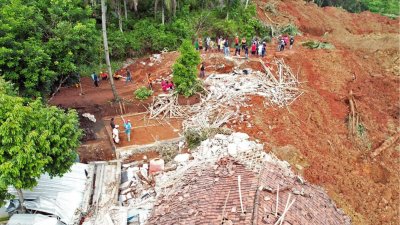 ইন্দোনেশিয়ার সেন্ট্রাল জাভায় ভূমিধসে নিহত ৬