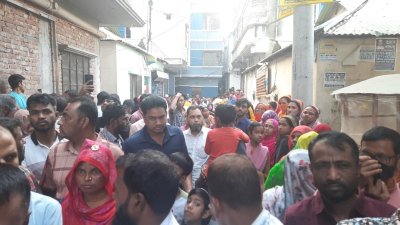 ঘটনাস্থলে স্থানীয়রা
