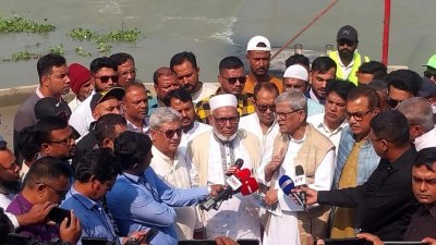 মহানন্দা নদীর ওপর নির্মিত রাবার ড্যাম পরিদর্শন শেষে  সাংবাদিকদের সঙ্গে কথা বলেন মির্জা ফখরুল