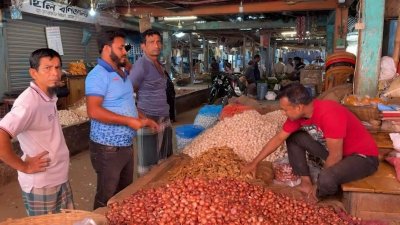 হিলি বাজারে পেঁয়াজের দোকান