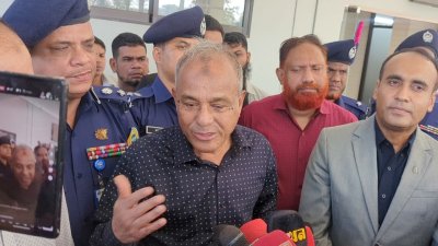 পটুয়াখালী সার্কিট হাউজের সামনে সাংবাদিকদের সঙ্গে কথা বলেন স্বরাষ্ট্র উপদেষ্টা