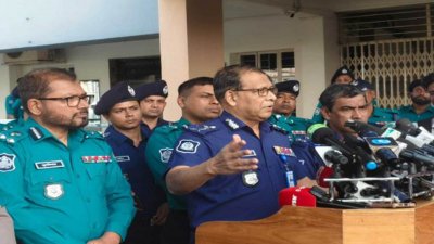 শনিবার বিকালে খুলনা মহানগর পুলিশ লাইনসে প্রেস ব্রিফিংয়ে নির্বাচন নিয়ে কথা বলেন পুলিশের মহাপরিদর্শক (আইজিপি) বাহারুল আলম