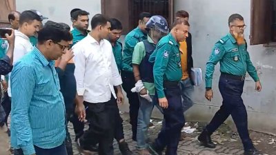 শনিবার বেলা ২টার দিকে আসামি লিমন মিয়াকে আদালতে তোলা হয়