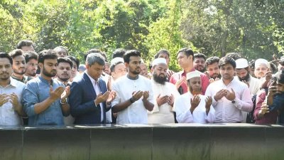 রায়েরবাজার শহীদ বুদ্ধিজীবী স্মৃতিসৌধ সংলগ্ন কবরস্থানে জুলাই আন্দোলনে শহীদদের গণকবর জিয়ারত করেন আসিফ মাহমুদ সজীব ভূঁইয়া