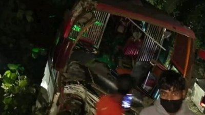 চট্টগ্রামের সীতাকুণ্ড উপজেলায় যাত্রীবাহী একটি বাস নিয়ন্ত্রণ হারিয়ে খাদে পড়ে অন্তত পাঁচ জন নিহত
