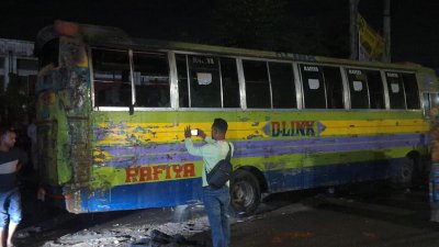 ঢাকার ধামরাইয়ের ঢুলিভিটা এলাকায় দাঁড় করিয়ে করে রাখা ডি-লিংক পরিবহনের যাত্রীবাহী একটি বাসে অগ্নিসংযোগ করেছে দুর্বৃত্তরা