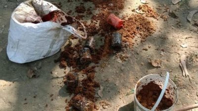 যশোরের শার্শা উপজেলার গোগা গ্রামের একটি কবরস্থান থেকে ছয়টি অবিস্ফোরিত ককটেল উদ্ধার করেছে পুলিশ