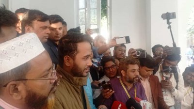 সাংবাদিকদের সঙ্গে কথা বলছেন মীর মাহবুবুর রহমান স্নিগ্ধ